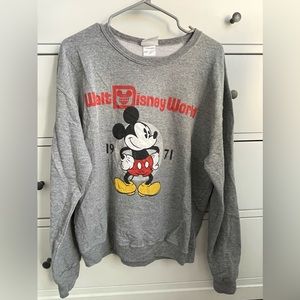Walt Disney world vintage crewneck size M. Purchased from WDW. Worn once!